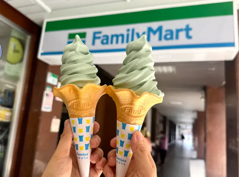 ▲全家10月霜淇淋新口味，推出「香香菜菜霜淇淋」、「UCC經典炭燒咖啡霜淇淋」。（圖／記者鍾怡婷攝）