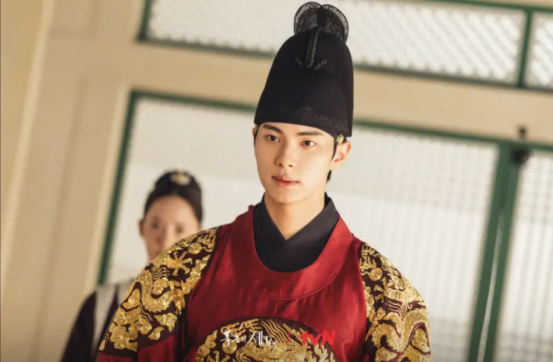 ▲李彩玟（如圖）今年8月離開金秀賢的公司Gold medalist，轉簽至Varo娛樂旗下，成為邊佑錫的師弟。（圖／《暴君的廚師》官網tvn.cjenm.com）