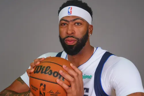 ▲達拉斯獨行俠球星「AD」戴維斯（Anthony Davis）宣布一項重大決定：由於右眼曾接受視網膜修復手術，他將在職業生涯剩餘時間內都必須佩戴護目鏡出賽。（圖／美聯社／達志影像）