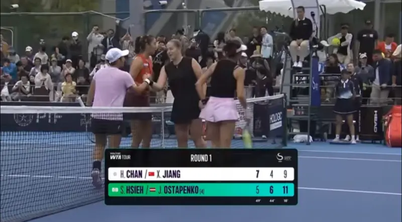 ▲2025年WTA中國網球公開賽在北京開打，27日女雙上演的「台灣內戰」發生尷尬的一幕，在賽後雙方對手上前握手致意時，見謝淑薇與對手蔣欣玗握手後，竟直接轉身離開，忽略詹皓晴的存在。（圖／取自YT）