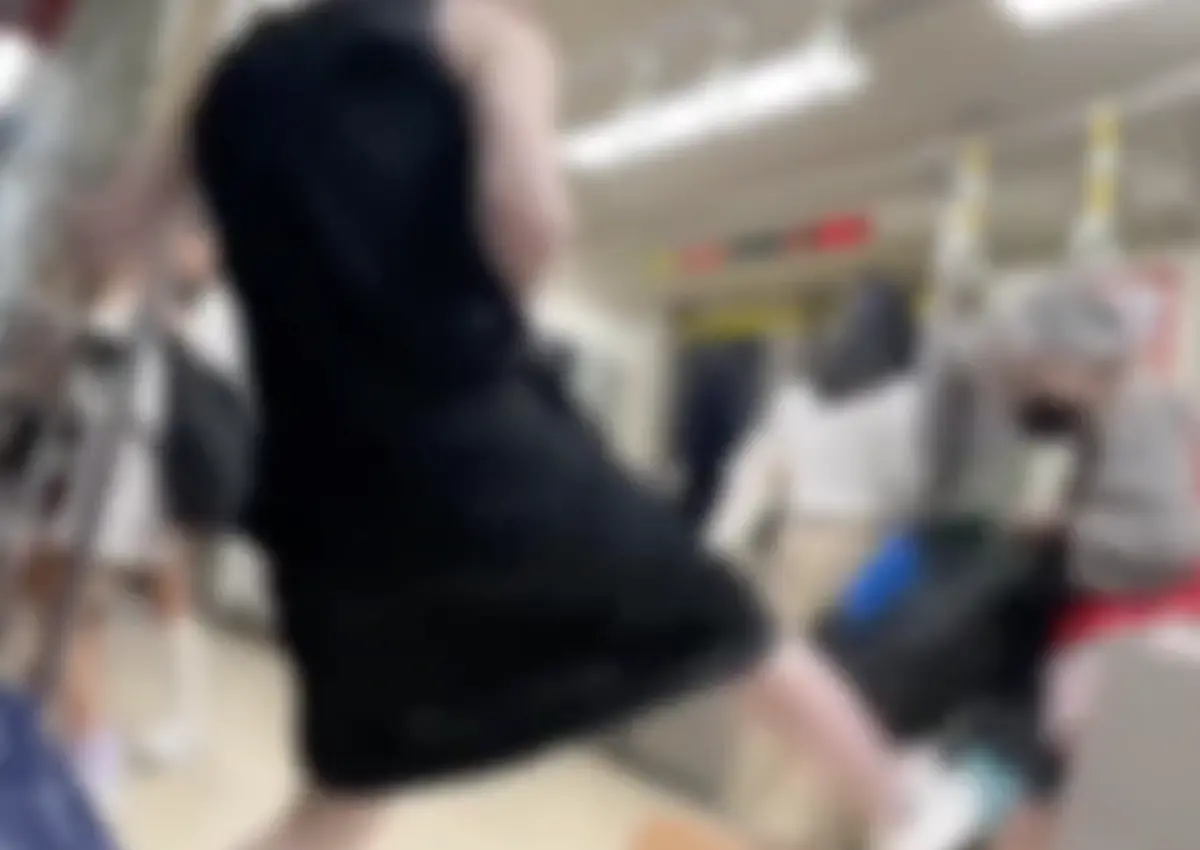 ▲北捷又爆出優先席爭議，婦人逼年輕人讓座，下秒慘遭對方踹飛。（圖／翻攝自粉專爆料公社）