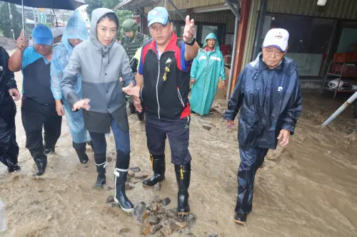 不只蕭美琴被酸！許淑華萬元勘災行頭也歪樓　唯她翻轉成帶貨女王
