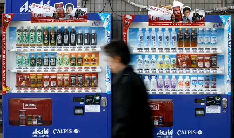 ▲日本零售飲料全面喊漲，連台灣旅客常利用的自動販賣機價格也將上調。（圖／路透社／達志影像）