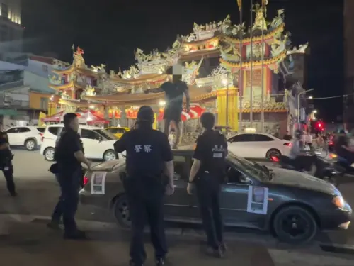 饒河街怪男「站車頂狂跳」遭警包圍嗆：不要過來！脫序畫面被瘋傳
