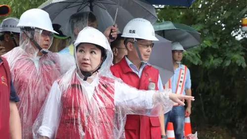 ▲盧秀燕於丹娜絲颱風後勘災，全妝上陣引爆粉底液之亂。（資料畫面／台中市政府提供）