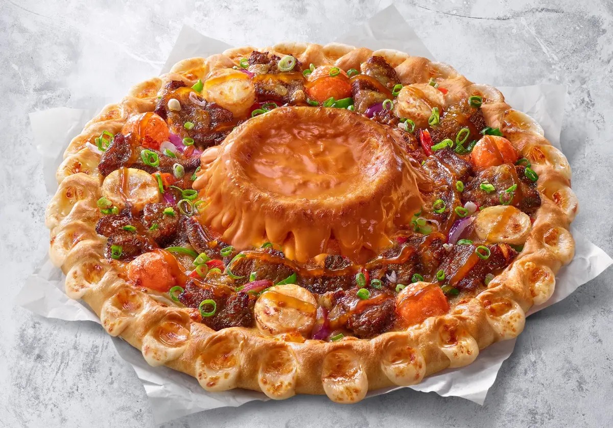 ▲必勝客宣布「火山熔岩比薩」再升級，因應中秋節推出「煙燻起司火山熔岩餅皮」，加入荷蘭進口高級煙燻起司，散發碳烤般的煙燻香氣。（圖／必勝客提供）