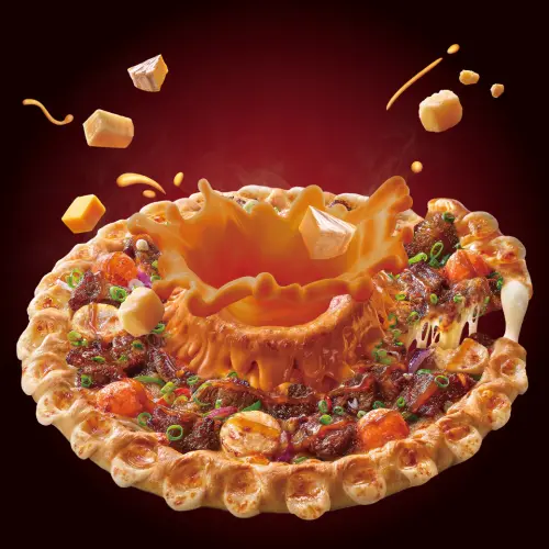 ▲必勝客表示，此次火山熔岩餅皮再升級，「煙燻起司火山熔岩餅皮」是再加入「煙燻起司」，多了分炭烤香氣。（圖／必勝客提供）