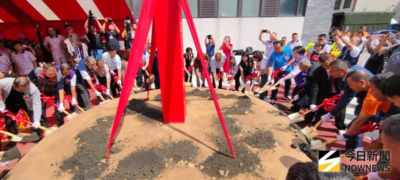 ▲台中沙鹿武震宮五路武財神廟今天舉行動土典禮，由台中市副議長顏莉敏、武震宮管委會建廟主委蔡榮鑫及主委王子澤主持，信眾虔誠參與。（圖／記者金武鳳攝，2025.9.30)