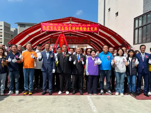 ▲台中沙鹿武震宮五路武財神廟今天舉行動土典禮，由台中市副議長顏莉敏、武震宮管委會建廟主委蔡榮鑫及主委王子澤主持，信眾虔誠參與。(圖／記者金武鳳攝，2025.9.30)
