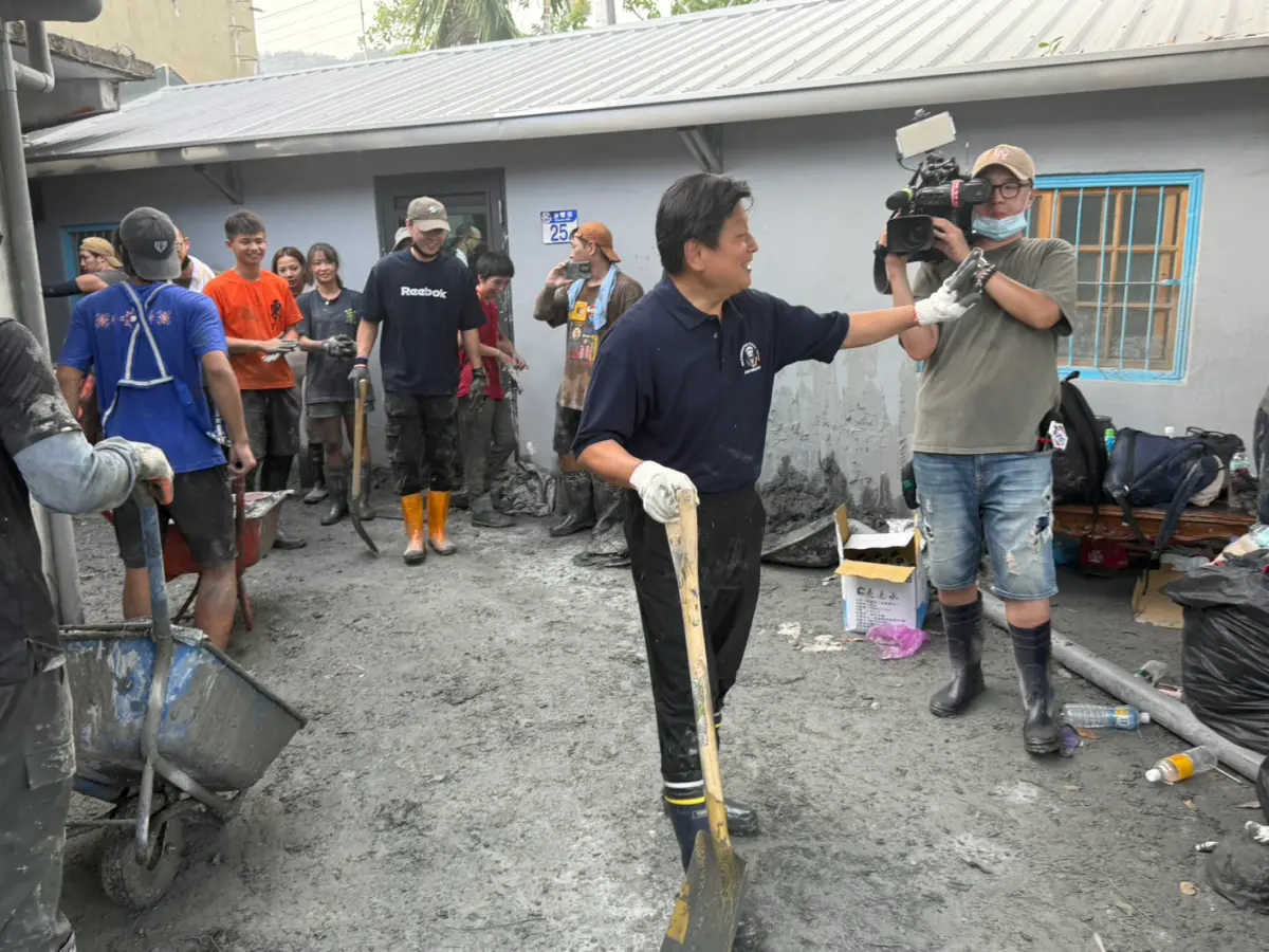 ▲前衛生署疾管局副局長施文儀說，國民黨立院黨團總召傅崐萁與縣長徐榛蔚夫婦，與中央形成雙核心，縣府對中央，「不接觸、不妥協、頻甩鍋，只要錢」，讓災區亂象叢生。（圖／傅崐萁辦公室提供）