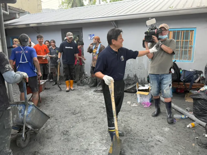 ▲前衛生署疾管局副局長施文儀說，國民黨立院黨團總召傅崐萁與縣長徐榛蔚夫婦，與中央形成雙核心，縣府對中央，「不接觸、不妥協、頻甩鍋，只要錢」，讓災區亂象叢生。（圖／傅崐萁辦公室提供）