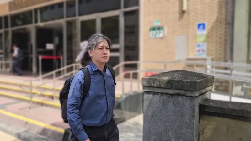    ▲前高虹安辦公室主任陳奐宇被問到「高虹安是否欠他一個道歉」並未回應。（圖／記者劉松霖攝）  