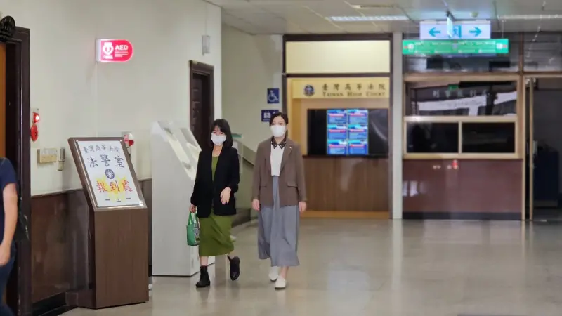    ▲高虹安（右）辯論終結時強調，零用金制度非她獨創，她因公支出的費用遠遠超過一審認定她貪污的金額。（圖／記者劉松霖攝）  