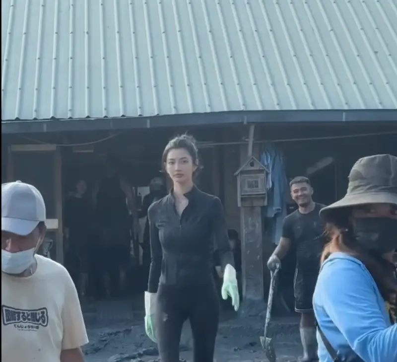 ▲國際名模吳宜樺在泥濘中俏皮走秀，引爆流量。（圖／網友weilee＠Threads授權使用）