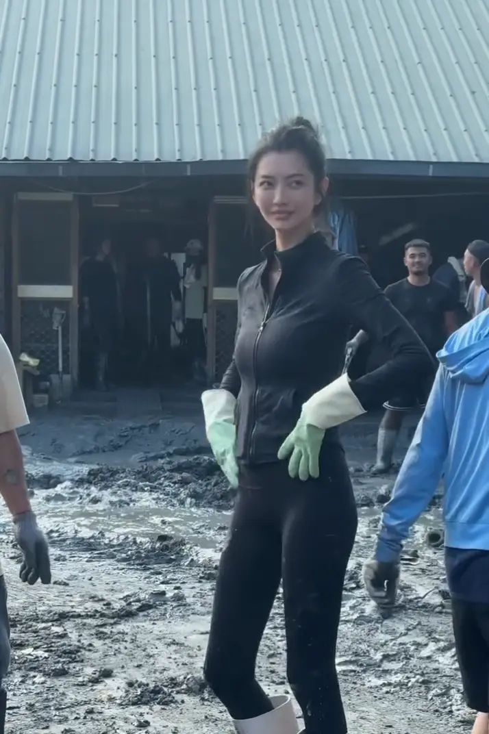    ▲國際名模吳宜樺在泥濘中走秀片段引發熱議。（圖／擷取自Threads）  