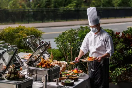 ▲「士林廚房 Shihlin Kitchen」全日自助餐廳週末晚餐時段，加開戶外烤肉專區，供應炭烤麻辣小龍蝦、鹽烤海大蝦、火烤骰子牛等。（圖／士林萬麗提供）