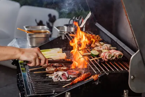 ▲台北士林萬麗酒店今年首度於10月4日推出「泳池畔狂歡BBQ」，每人1,680元即可大啖「炭烤鱈場蟹」、「酒水無限暢飲」等美饌。（圖／台北士林萬麗提供）