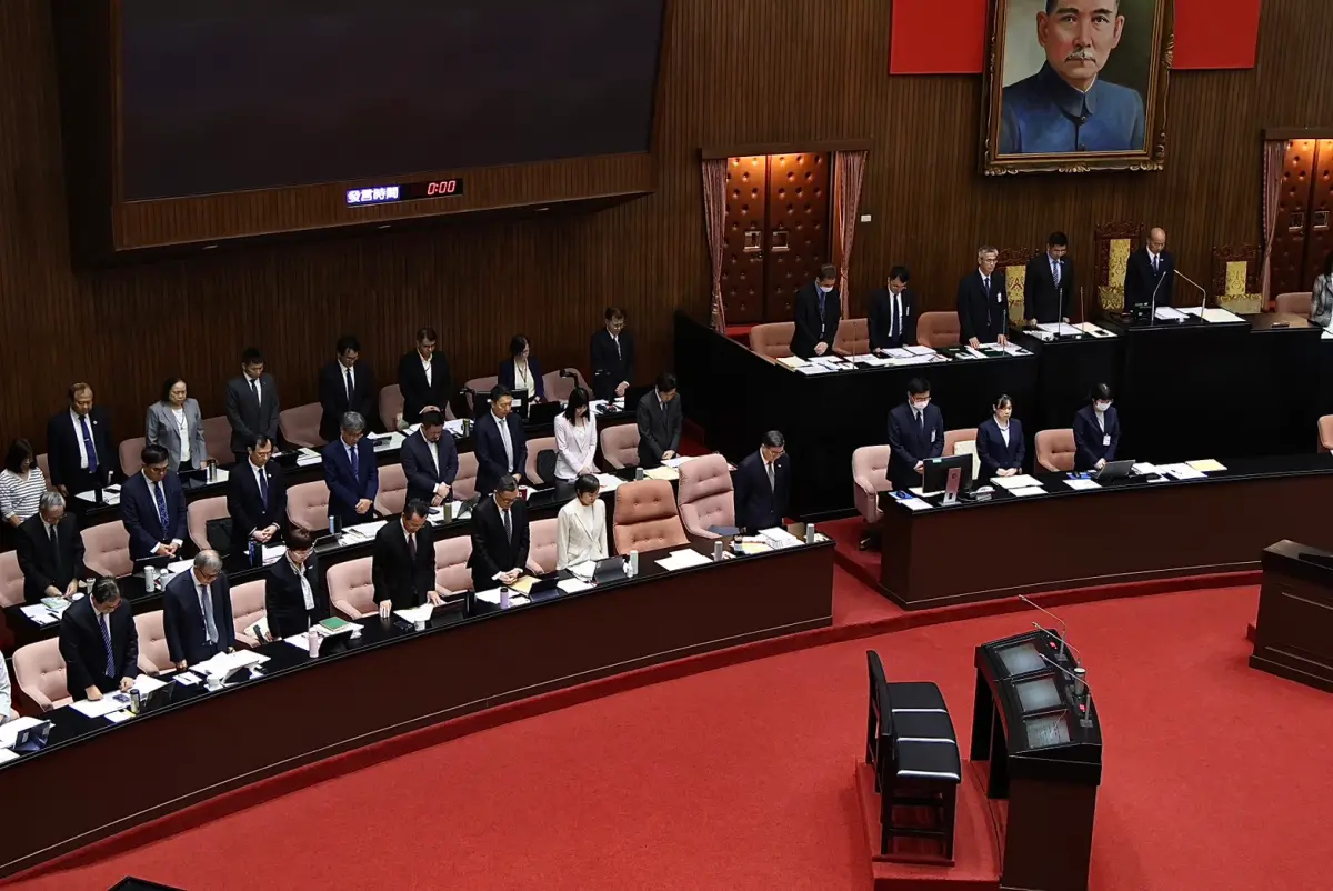 ▲立法院院會今（30）下午邀行政院院長卓榮泰率內閣成員施政報告並備質詢。院會一開始，立法院長韓國瑜請現場所有人員起立，為亡者默哀。（圖／朱永強攝，2025.09.30）