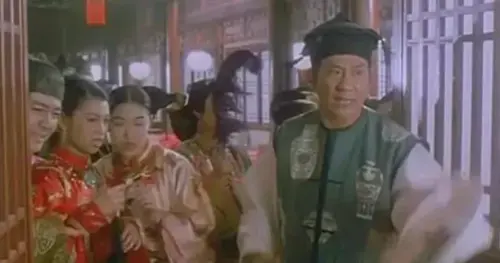 ▲李家鼎（右）曾在周星馳主演的《鹿鼎記》中，飾演妓院老鴇，讓人印象深刻。（圖／翻攝自搜狐娛樂）