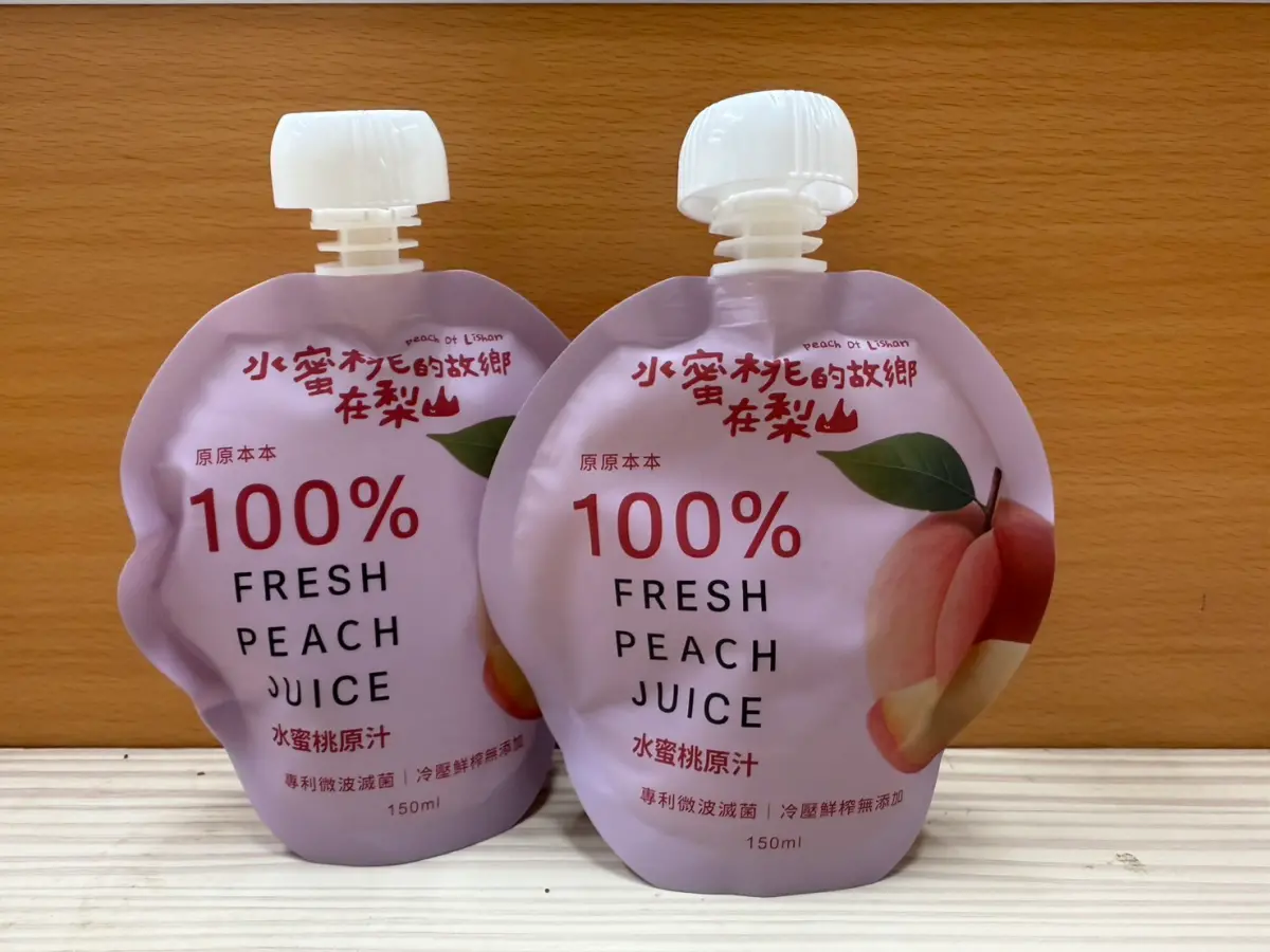 ▲和平區公所與屏東萊啾姆公司跨界結合，將梨山次級水蜜桃以冷壓技術製成果汁，100%純果汁上市即受到消費者喜愛。（圖／和平區公所提供）