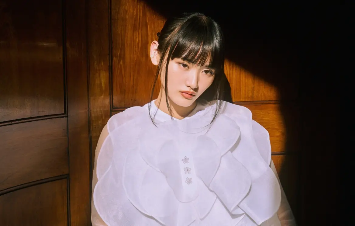 ▲日本女團櫻坂46成員山崎天（山﨑天）上週穿著台灣品牌服飾現身倫敦時裝周，引發熱議。（圖／APUJAN）