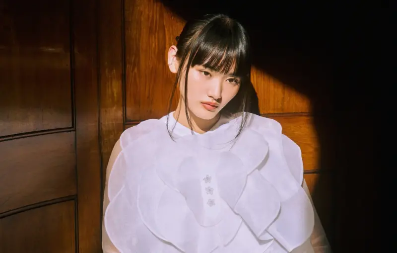 ▲日本女團櫻坂46成員山崎天（山﨑天）上週穿著台灣品牌服飾現身倫敦時裝周，引發熱議。（圖／APUJAN）