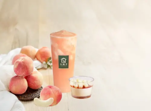 ▲大苑子以梨山水蜜桃調製的雪沙上市秒殺，是今夏最具代表性的水果飲品。（圖／業者提供）