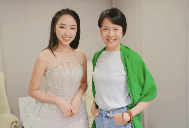 ▲杜蕾（左）以《在光裏的人》入圍金鐘獎最佳女配角以及新人獎，她也是柯淑勤（右）的女兒，母女倆在劇中有一秒爆哭的戲碼。（圖／海納百川提供）