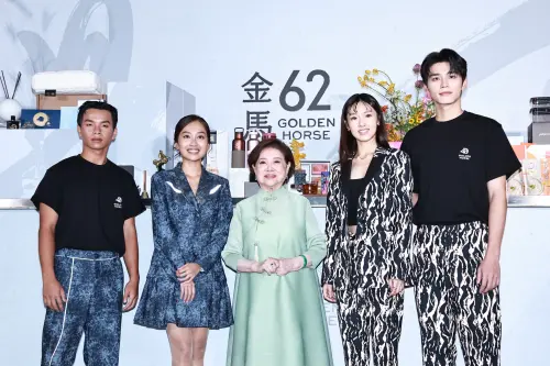 ▲金馬62遞獎大使由陳泰河（左1）、楊富江（左2）、王品澔（右1）、何曼希（右2）擔任，中為金馬62終身成就獎得主。（圖／記者吳翊緁攝影）