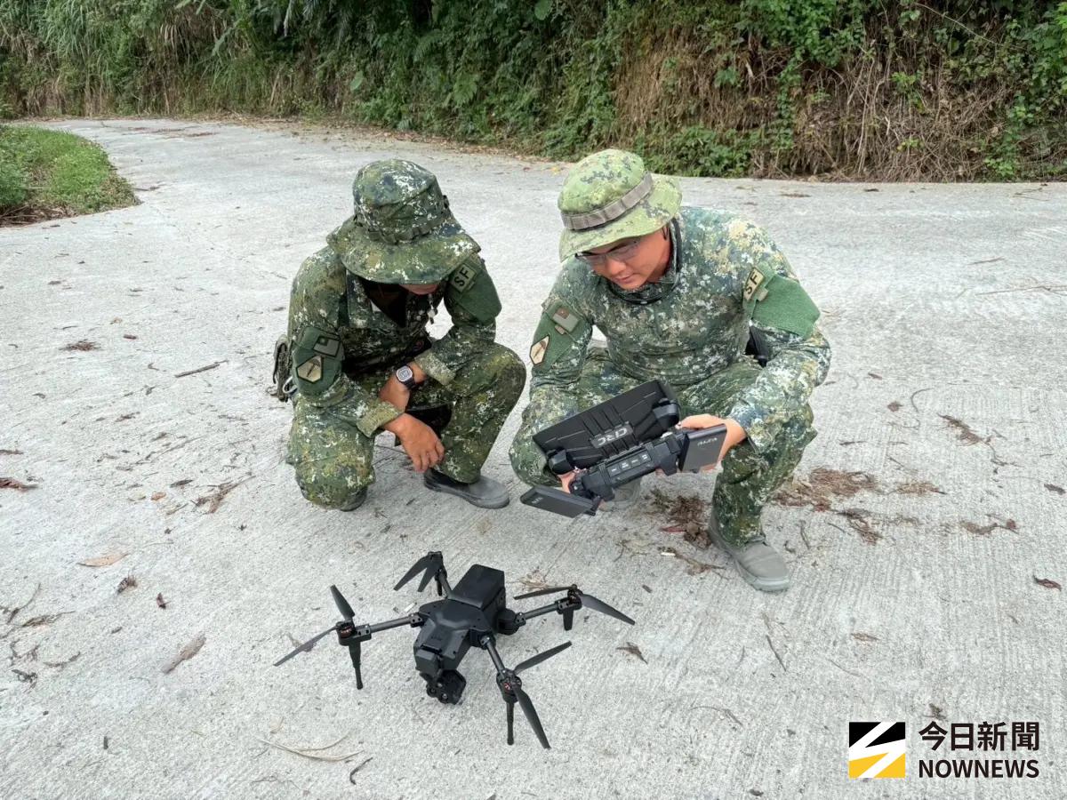 ▲把握時間搜尋生還者，陸軍特戰部隊投入無人機隊空中搜索。（圖／記者莊全成攝，2025.09.30）