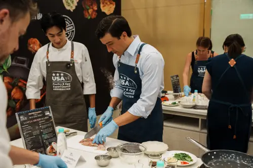 ▲主廚楊盛堯（左）指導次長林德伯格（右）料理美國雞肉，一同體驗美國雞肉的美味魅力。（圖／美國家禽蛋品出口協會提供）