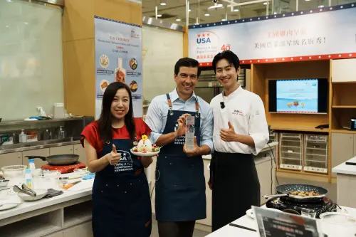 ▲由次長林德伯格親手製作的三杯美國雞肉刈包，以可愛造型的擺盤驚豔全場，榮獲最佳擺盤獎；USAPEEC香港及台灣總監江嘉詠（左）與主廚楊盛堯（右）一同頒獎見證。（圖／美國家禽蛋品出口協會提供）