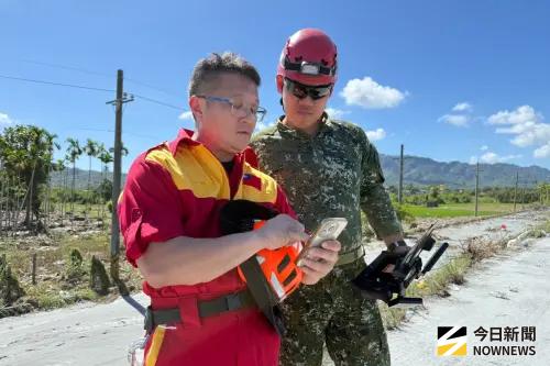 ▲把握時間搜尋生還者，陸軍特戰部隊攜手消防特搜人員以無人機沿著河床搜尋。（圖／記者莊全成攝，2025.09.30）