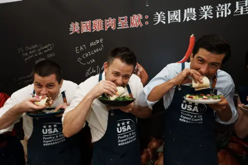 ▲美國在台協會農業組 副組長 白皓宇（左）, 組長 漢夢閣（中）, 次長林德伯格（右）開心品嚐三杯美國雞肉刈包，大讚美味。（圖／美國家禽蛋品出口協會提供）