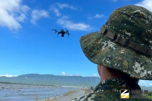 ▲因淤泥累積嚴重導致車輛難以進入、步行也相當困難，特戰部隊運用無人機高空偵察與影像回傳。（圖／記者莊全成攝，2025.09.30）