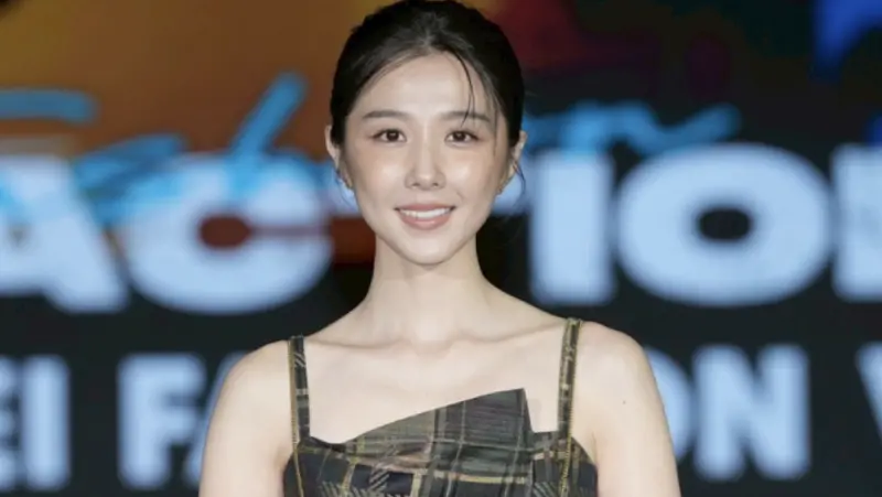 ▲藝人吳慷仁先前沒報名第60屆金鐘獎，近日又前進中國喝豆汁兒，引發熱議，其女友邵雨薇（如圖）今（30）日面露尷尬地逐一回應不知道，「其實我們互相不太聊工作，處理自己的都處理不完了。」（圖／讀者提供）