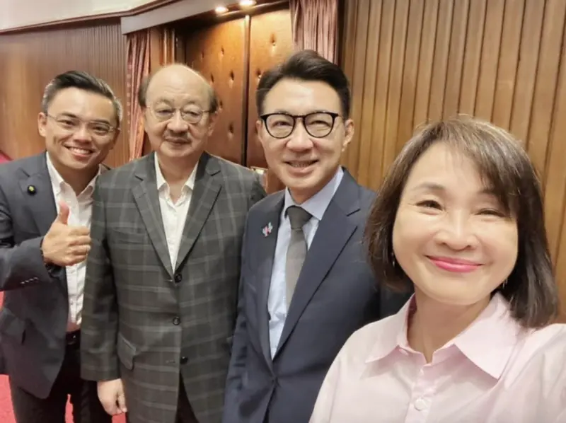 ▲藍委柯志恩Po出和柯建銘的合照。（圖／取自柯志恩臉書）