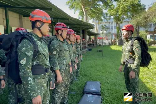 ▲特戰官兵攜帶無人機投入搜救前任務提示。（圖／記者莊全成攝，2025.09.30）