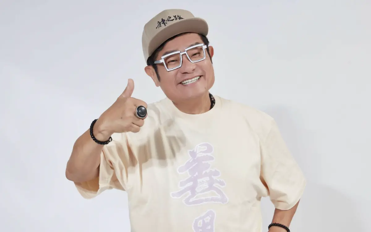 ▲許效舜在出道之前曾當過5年法警，當時連阿嬤都不看好他，說他長得醜去演戲幹嘛，只有媽媽1句話支持。（圖／東森超視提供）