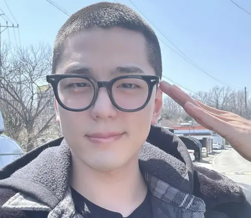 ▲金旻奎上傳軍服照感謝粉絲在軍白期的等待。（圖／@mingue.k IG）