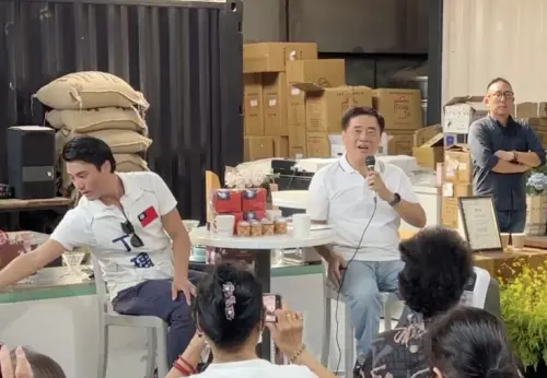 爭取青年票！與藍青開咖啡會　郝龍斌承諾：當黨主席要走入校園
