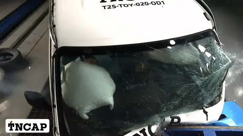 ▲TNCAP報告顯示，TOYOTA TOWN ACE在測試中，出現前座分別有安全帶張力過大、A柱變形、車室變形等現象。（圖／YT@TNCAP）