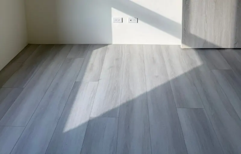 ▲現在許多建商改用SPC石塑地板，不是磁磚，房產YouTuber安娜表示，其實這是因為樓板隔音法規上路，建商改用成本較低的SPC石塑地板。（圖／記者張家瑋攝）