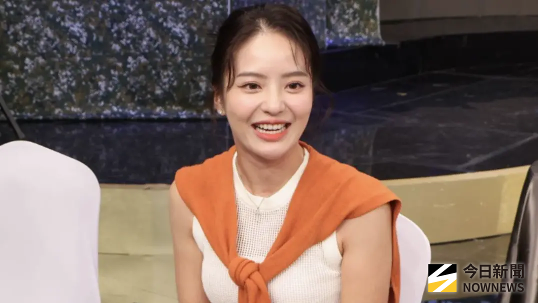 ▲味全龍啦啦隊成員宜芳（口水）現年27歲，今（30）日出席《能戰！全民新視界》開播記者會，透露自己半年來飽受椎間盤突出，本月才剛開完刀，需要持續復健，希望身體一切都好。（圖／記者嚴俊強攝影）