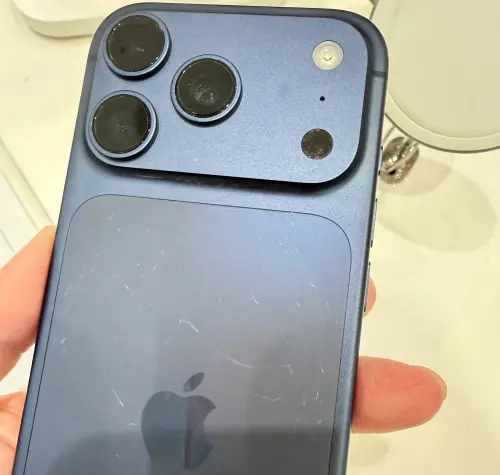 ▲實際在蘋果經銷商查看iPhone 17 Pro ，確實是傷痕累累。（圖／記者周淑萍攝）