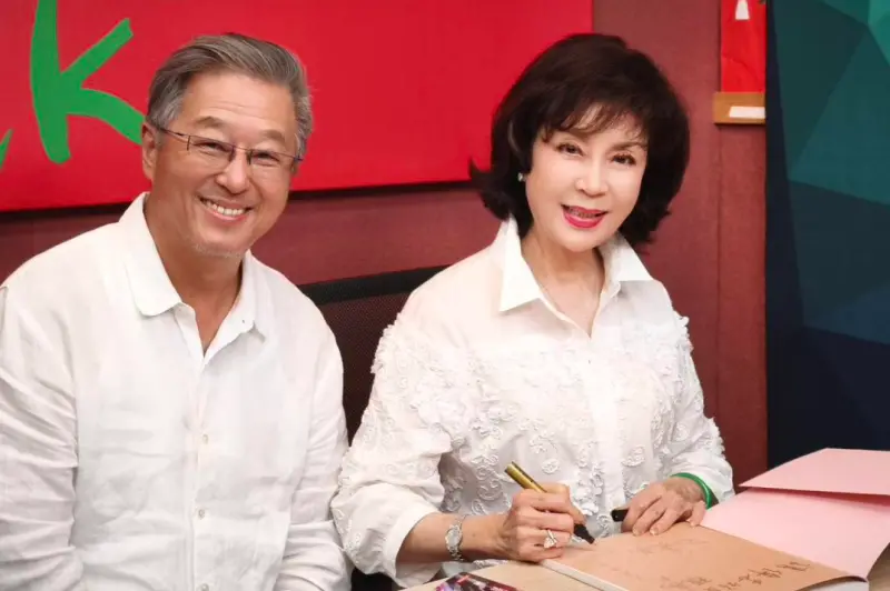 ▲「最美主持人」白嘉莉（右）近日接受王偉忠（左）訪問，分享消失演藝圈40年以及閃婚印尼富商的原因，人生故事引發討論。（圖／白嘉莉 Betty Pai臉書）