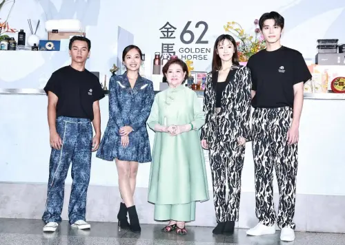 金馬62遞獎大使由陳泰河（左1）、楊富江（左2）、王品澔（右1）、何曼希（右2）擔任，中為金馬62終身成就獎得主陳淑芳。（圖／記者吳翊緁攝影）
