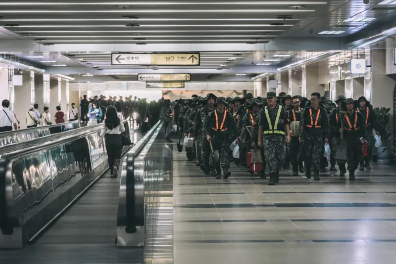    ▲國軍「鏟子超人」支援列車抵達，第三作戰區再派550官兵投入花蓮救災。（圖／第三作戰區提供）  