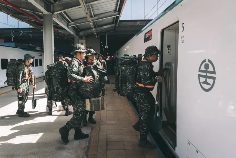    ▲國軍「鏟子超人」支援列車抵達，第三作戰區再派550官兵投入花蓮救災。（圖／第三作戰區提供）  