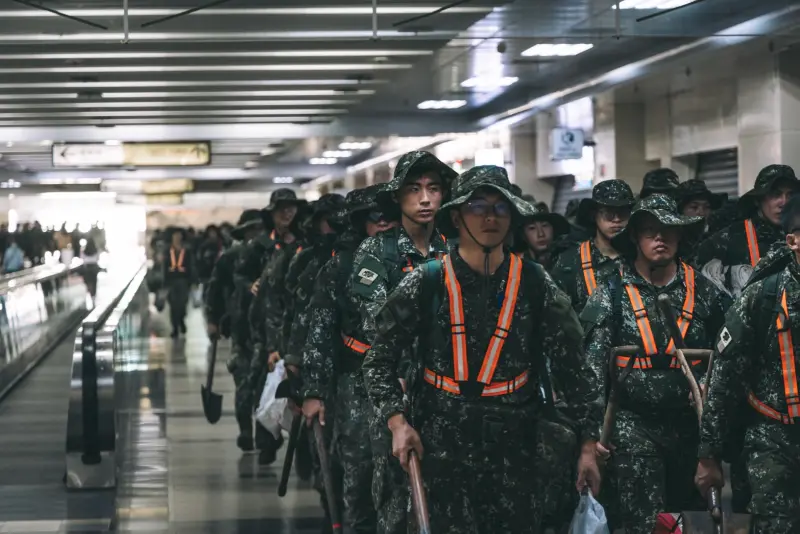 國軍「鏟子超人」支援列車抵達　第三作戰區再派550官兵花蓮救災